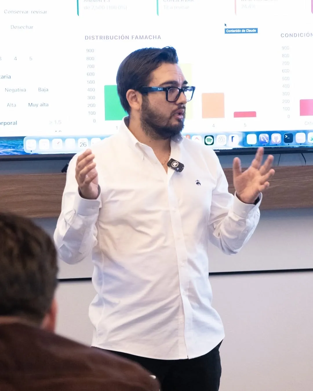 Héctor Sauza explicando un tablero de datos durante una sesión de trabajo