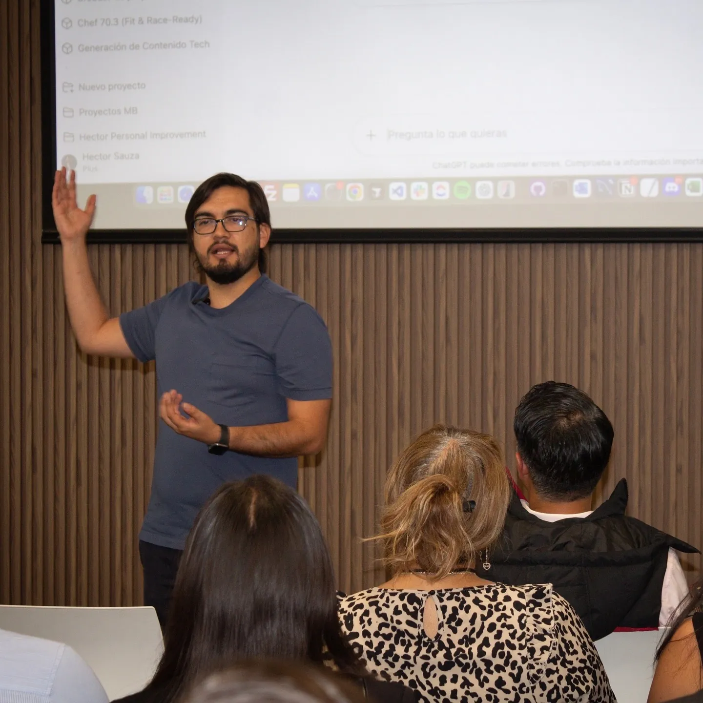 Héctor Sauza explicando frente a una pantalla proyectada durante una sesión sobre IA